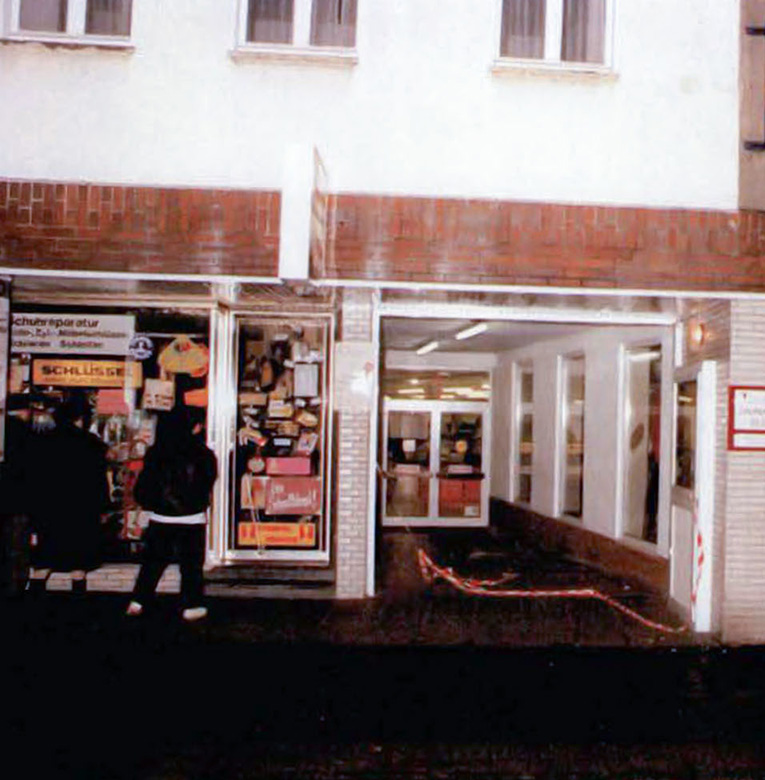 Das Bild zeigt den Vodereingcang des Lebensmittelgeschäftes