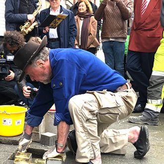 Das Foto zeigt Gunter Demnig beim Verlegen von Stopersteinen in Mönchengladbah im Jaahr 2023